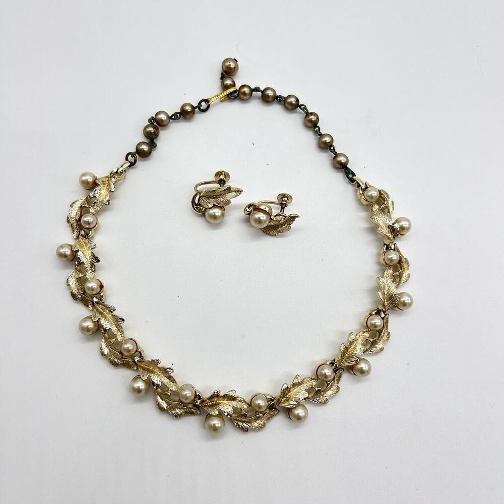 Vintage Lisner Clip On Earrings Necklace Matching Set Gold Tone Leaf Faux Pearl